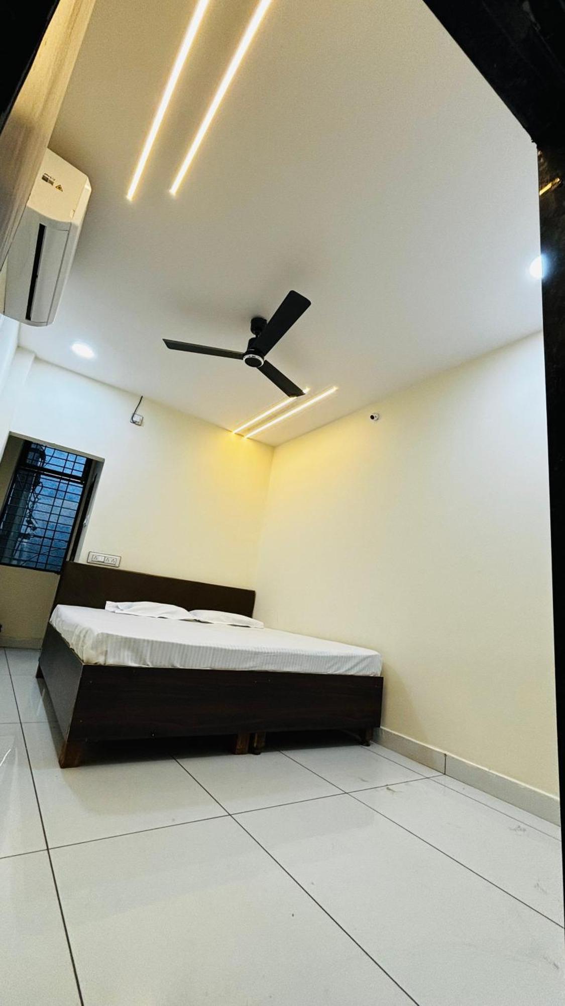 Hotel Shreenidhi Comfort Stay Ujjain Buitenkant foto