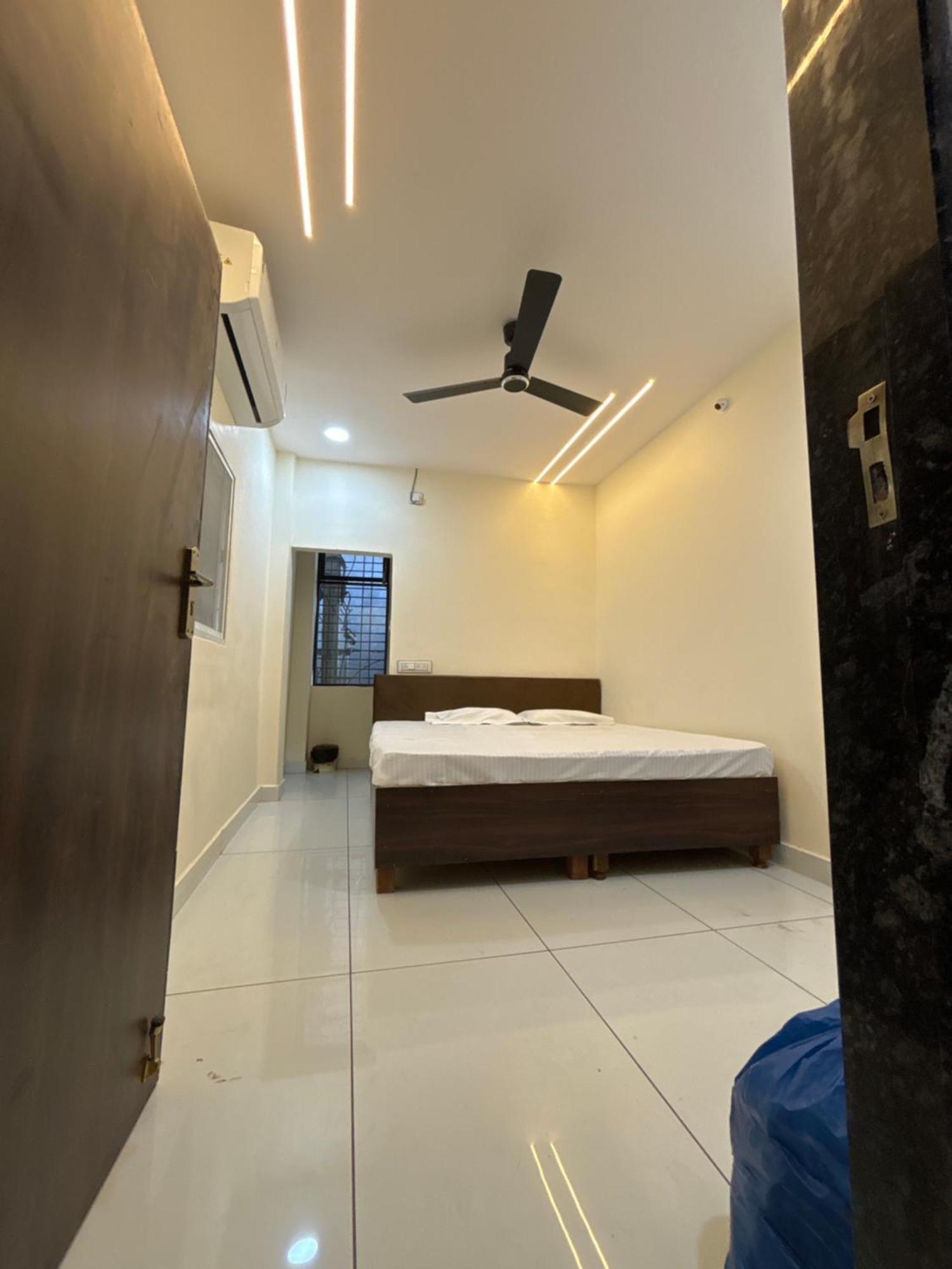 Hotel Shreenidhi Comfort Stay Ujjain Buitenkant foto