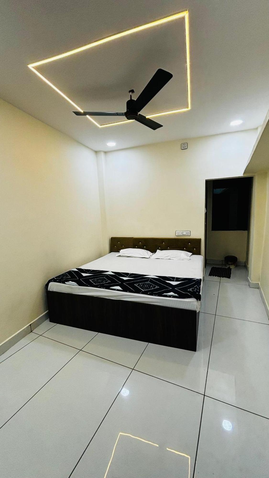 Hotel Shreenidhi Comfort Stay Ujjain Buitenkant foto