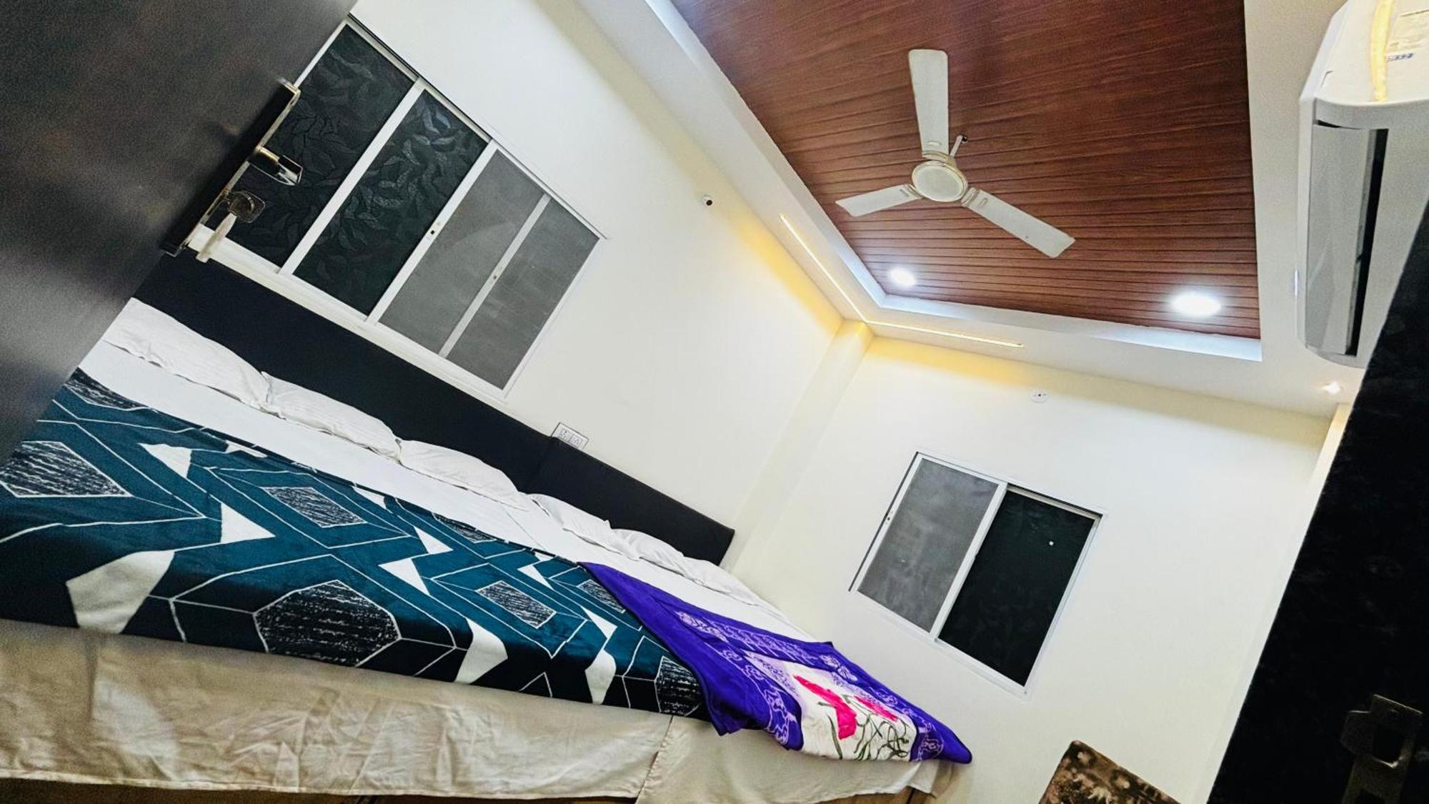 Hotel Shreenidhi Comfort Stay Ujjain Buitenkant foto