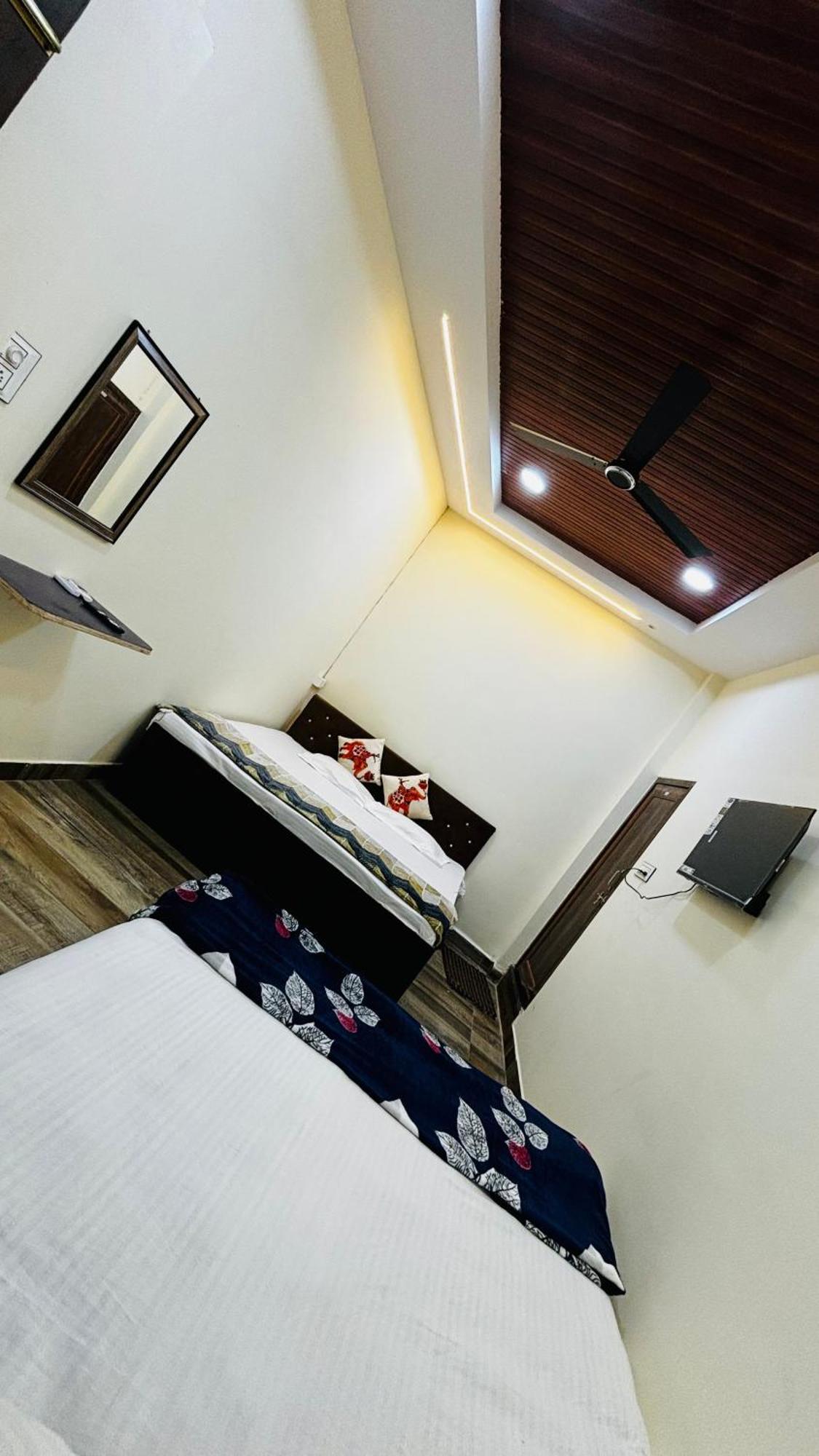 Hotel Shreenidhi Comfort Stay Ujjain Buitenkant foto