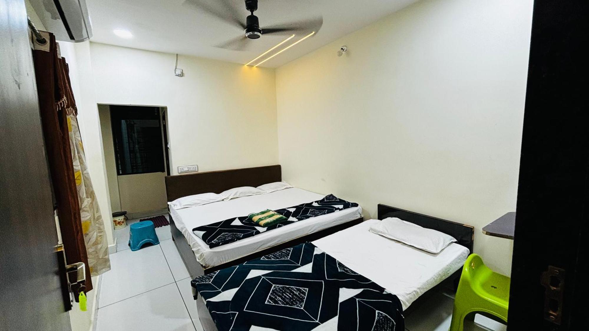Hotel Shreenidhi Comfort Stay Ujjain Buitenkant foto